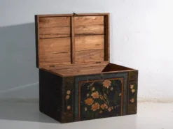 Coffre ancien peint en bois de pin – Chine, vers 1900