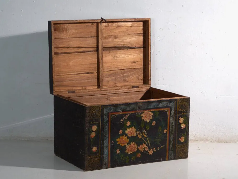 Coffre ancien peint en bois de pin – Chine, vers 1900