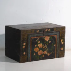 Coffre ancien peint en bois de pin – Chine, vers 1900