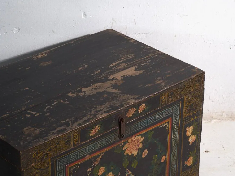 Coffre ancien peint en bois de pin – Chine, vers 1900
