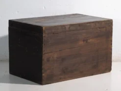 Coffre ancien peint en bois de pin – Chine, vers 1900