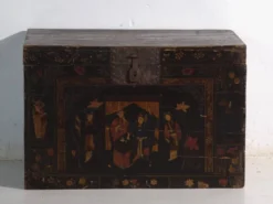 Coffre ancien peint en bois de pin – Chine, vers 1900