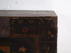 Coffre ancien peint en bois de pin – Chine, vers 1900