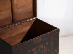 Coffre ancien peint en bois de pin – Chine, vers 1900