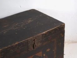Coffre ancien peint en bois de pin – Chine, vers 1900
