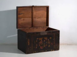 Coffre ancien peint en bois de pin – Chine, vers 1900