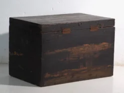 Coffre ancien peint en bois de pin – Chine, vers 1900