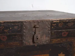Coffre ancien peint en bois de pin – Chine, vers 1900
