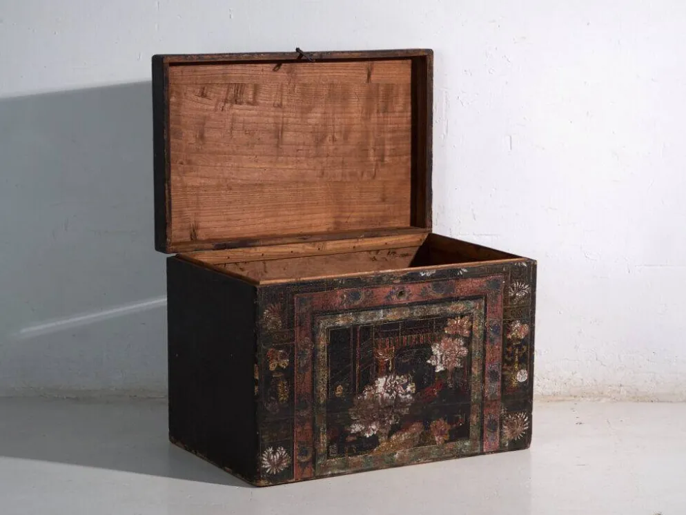 Coffre ancien peint en bois de pin – Chine, vers 1900