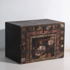 Coffre ancien peint en bois de pin – Chine, vers 1900