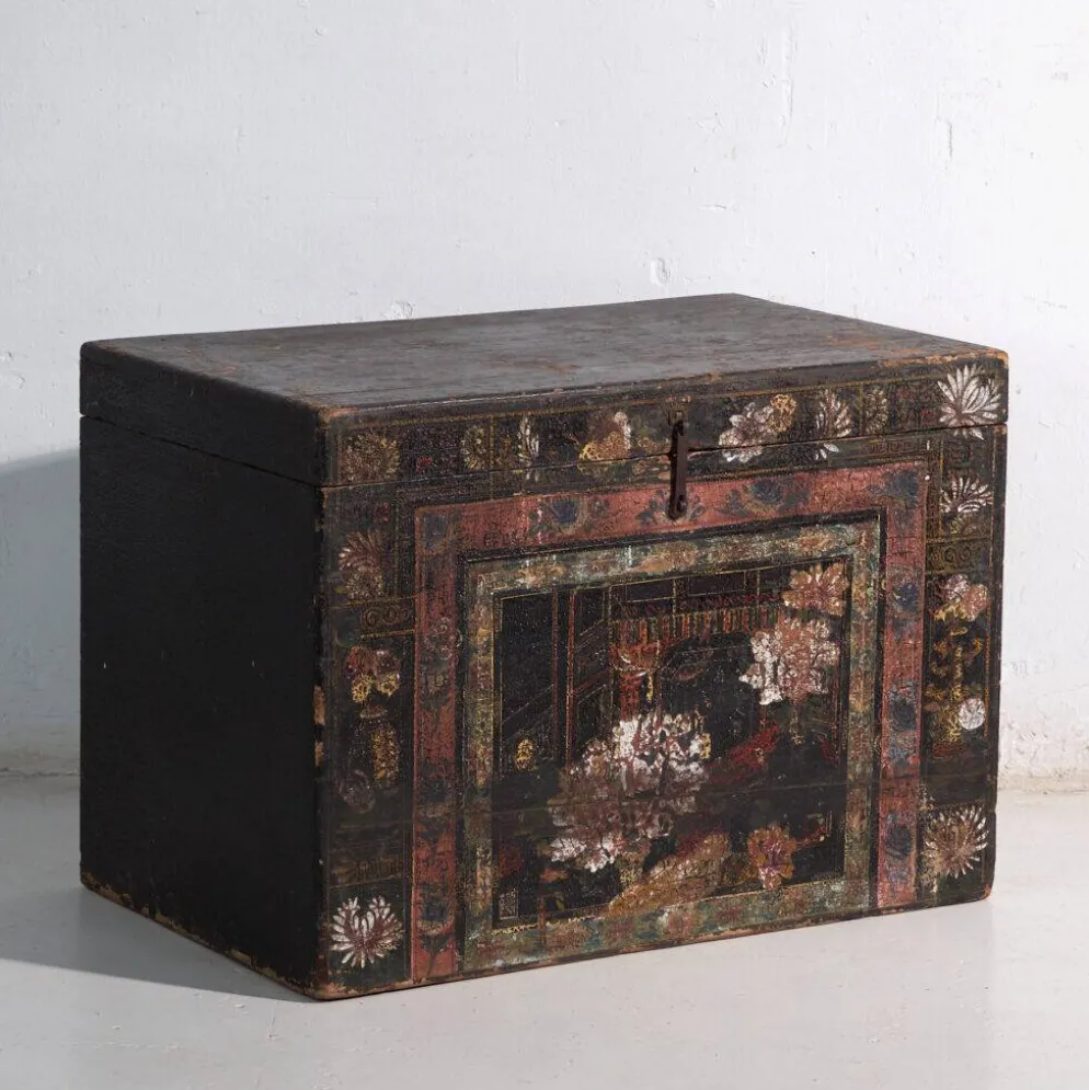 Coffre ancien peint en bois de pin – Chine, vers 1900