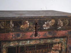 Coffre ancien peint en bois de pin – Chine, vers 1900