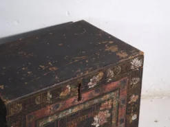 Coffre ancien peint en bois de pin – Chine, vers 1900
