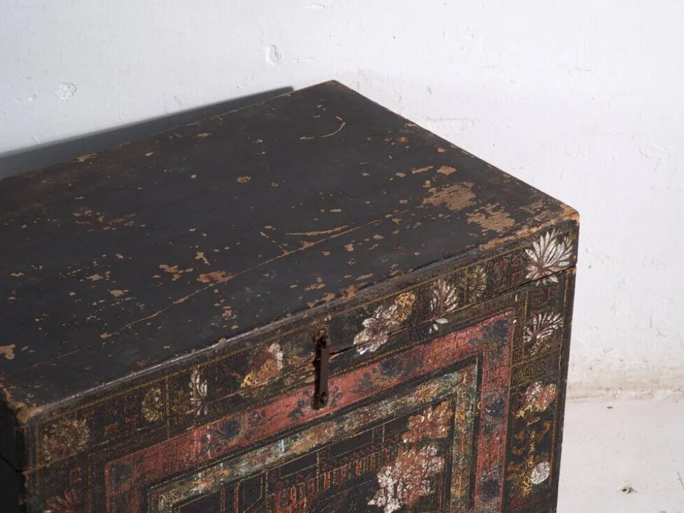 Coffre ancien peint en bois de pin – Chine, vers 1900