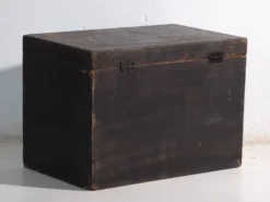 Coffre ancien peint en bois de pin – Chine, vers 1900
