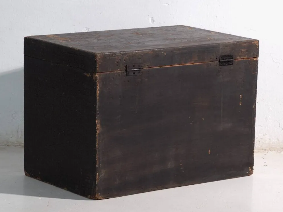 Coffre ancien peint en bois de pin – Chine, vers 1900