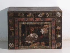 Coffre ancien peint en bois de pin – Chine, vers 1900