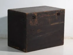 Coffre ancien peint en bois de pin – Chine, vers 1900