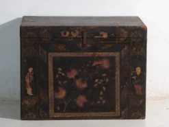 Coffre ancien peint en bois de pin – Chine, vers 1900
