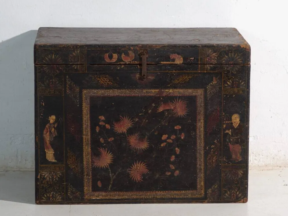 Coffre ancien peint en bois de pin – Chine, vers 1900