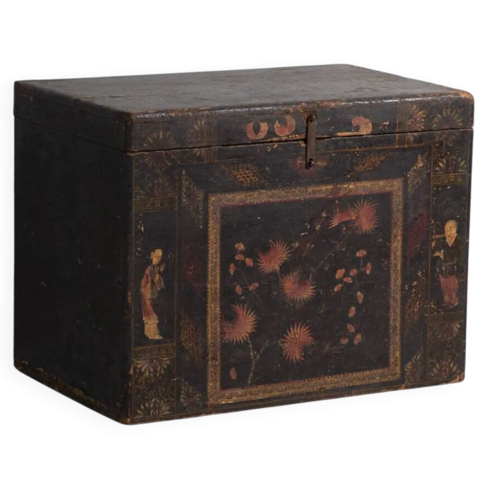 Coffre ancien peint en bois de pin – Chine, vers 1900