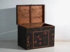 Coffre ancien peint en bois de pin – Chine, vers 1900