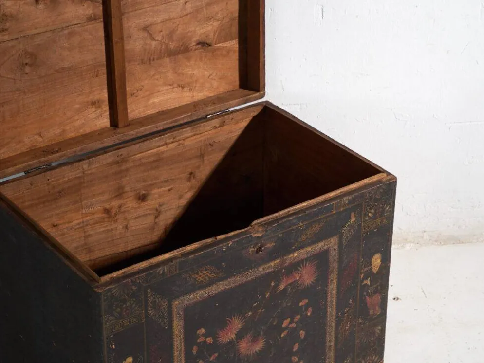 Coffre ancien peint en bois de pin – Chine, vers 1900