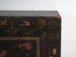 Coffre ancien peint en bois de pin – Chine, vers 1900