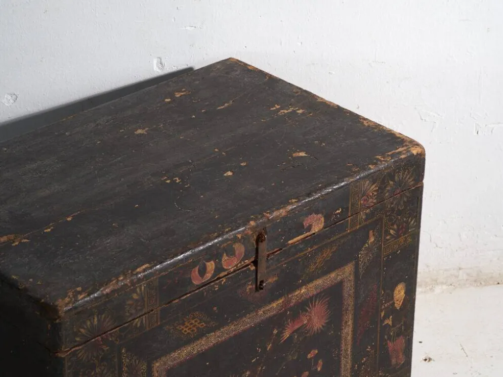 Coffre ancien peint en bois de pin – Chine, vers 1900