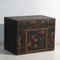 Coffre ancien peint en bois de pin – Chine, vers 1900