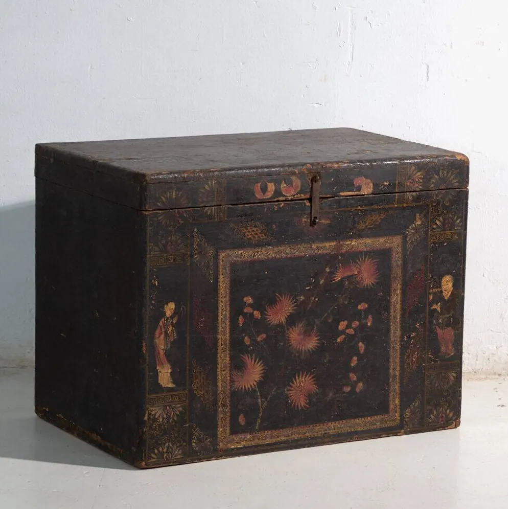 Coffre ancien peint en bois de pin – Chine, vers 1900