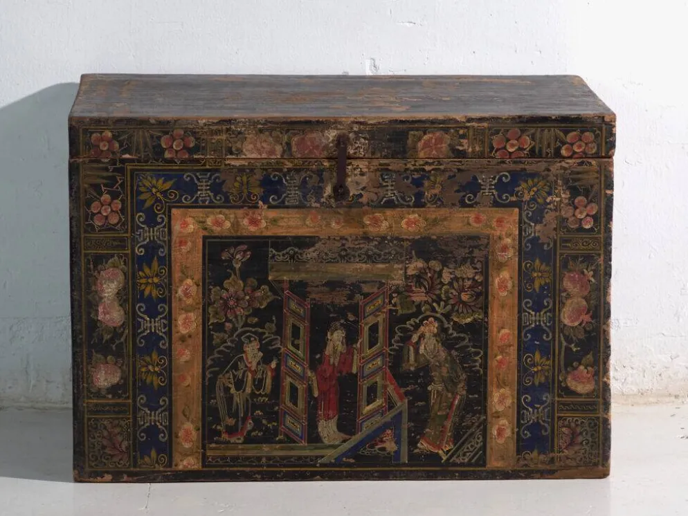 Coffre ancien peint en bois de pin – Chine, vers 1900