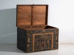 Coffre ancien peint en bois de pin – Chine, vers 1900