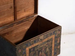 Coffre ancien peint en bois de pin – Chine, vers 1900