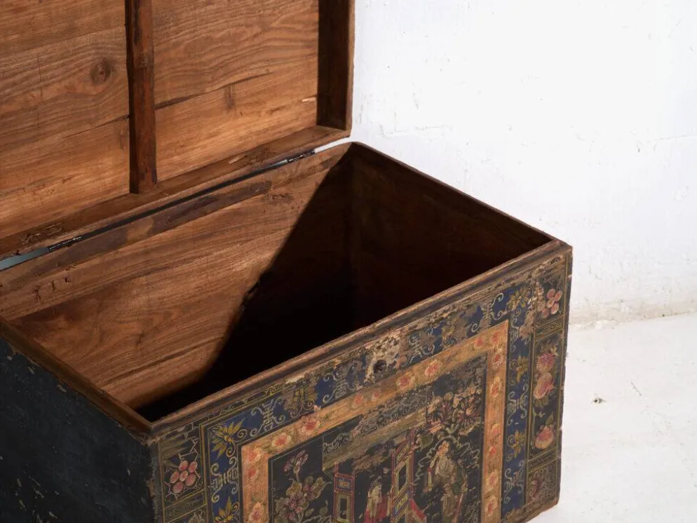 Coffre ancien peint en bois de pin – Chine, vers 1900
