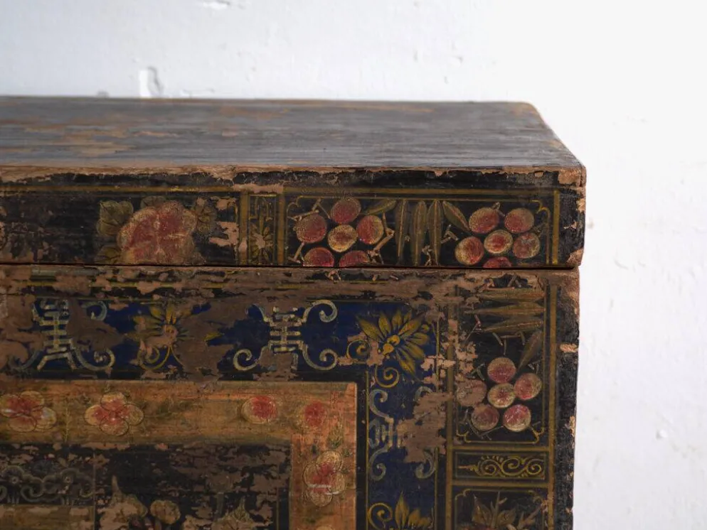 Coffre ancien peint en bois de pin – Chine, vers 1900