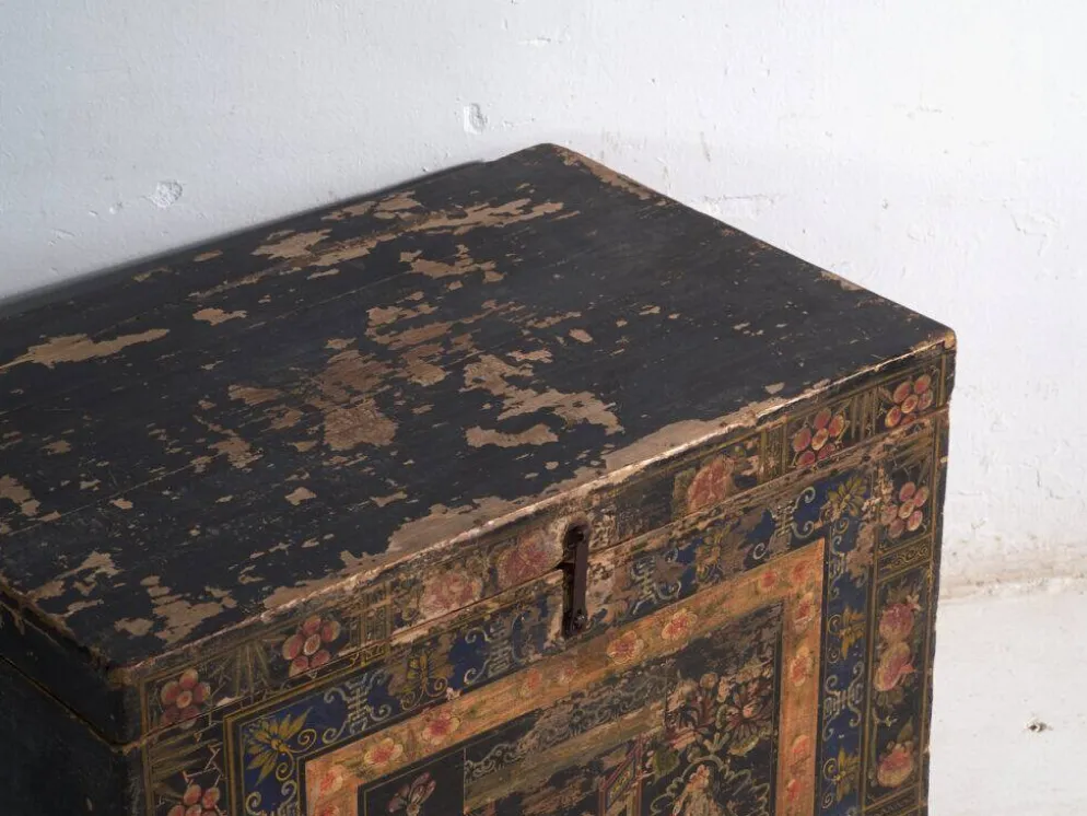 Coffre ancien peint en bois de pin – Chine, vers 1900
