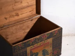 Coffre ancien peint en bois de pin – Chine, vers 1900