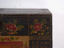 Coffre ancien peint en bois de pin – Chine, vers 1900