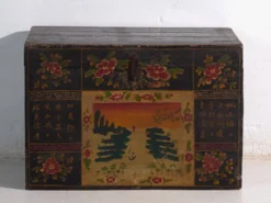 Coffre ancien peint en bois de pin – Chine, vers 1900