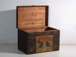Coffre ancien peint en bois de pin – Chine, vers 1900