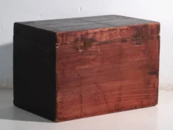 Coffre ancien peint en bois de pin – Chine, vers 1900