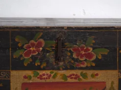 Coffre ancien peint en bois de pin – Chine, vers 1900