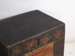 Coffre ancien peint en bois de pin – Chine, vers 1900