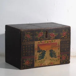 Coffre ancien peint en bois de pin – Chine, vers 1900