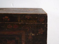 Coffre ancien peint en bois de pin – Chine, vers 1900