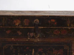 Coffre ancien peint en bois de pin – Chine, vers 1900