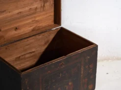 Coffre ancien peint en bois de pin – Chine, vers 1900