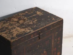 Coffre ancien peint en bois de pin – Chine, vers 1900