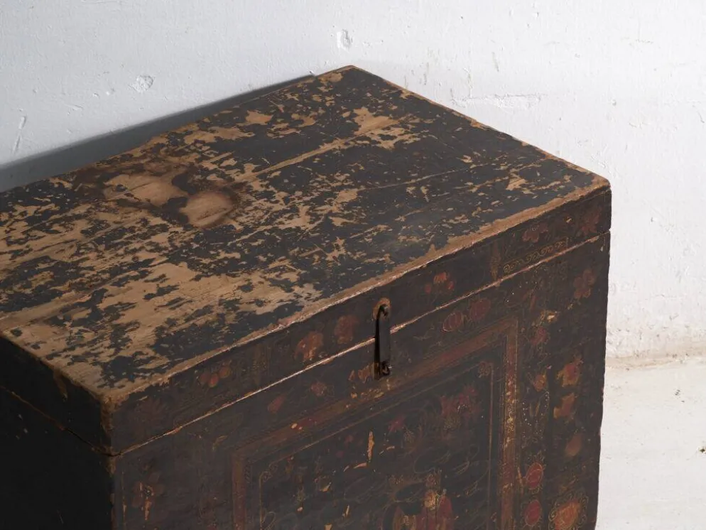 Coffre ancien peint en bois de pin – Chine, vers 1900